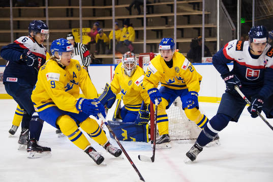 Sveriges Alexander Nylander, målvakt Filip Gustavsson och