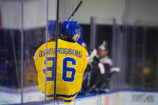 Sveriges Linus Högberg sitter på kanten till