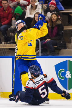 Sveriges Jesper Boqvist tacklar Slovakiens Martin Bodak