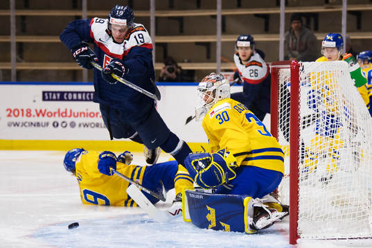 Slovakiens Marian Studenic flyger förbi Sveriges målvakt