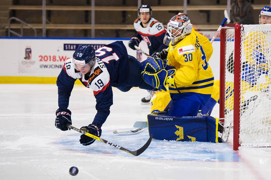 Slovakiens Marian Studenic flyger förbi Sveriges målvakt