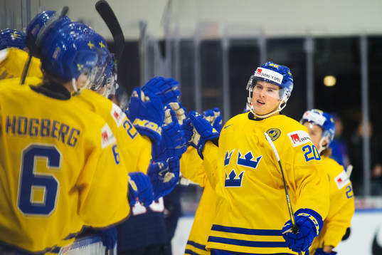 Sveriges Isac Lundeström jublar med lagkamrater