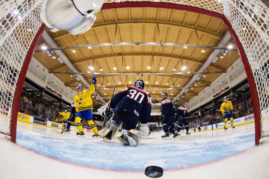 Sveriges Isac Lundeström jublar när 1-0-målet går in