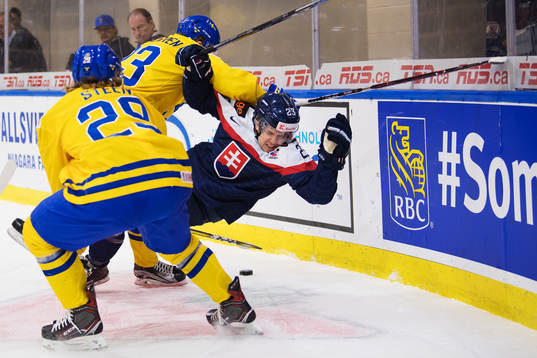 Sveriges Jesper Sellgren tacklar Slovakiens Samuel Solensky