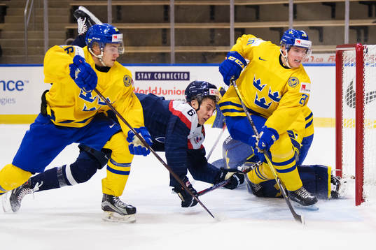 Sveriges Erik Brännström och Isac Lundeström försvarar
