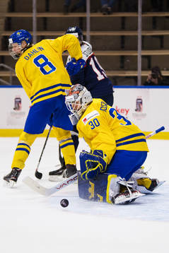 Sveriges Rasmus Dahlin och målvakt Filip Gustavsson