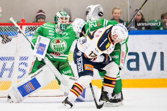 Rögles målvakt Ville Kolppanen fångar pucken