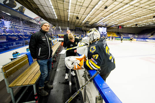 Panterns målvakt Jonatan Bjurö får hjälp av