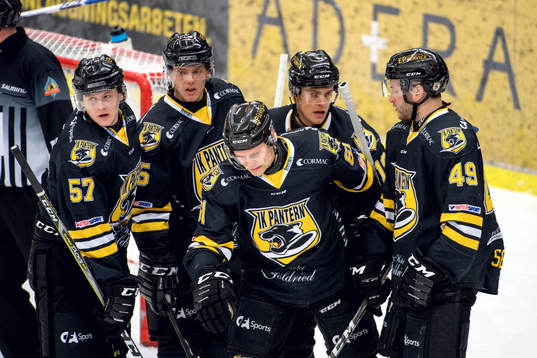 Panterns Martin Janolhs jublar med lagkamrater