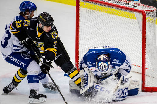 Leksands målvakt Tex Williamsson blockerar en puck