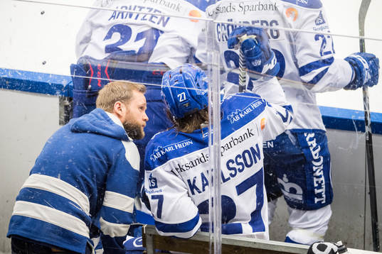 Leksands Anton Karlsson skadar sig och får vård i båset