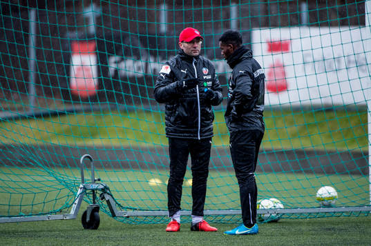 Tränare Per-Ola Ljung och Mohammed Abubakari