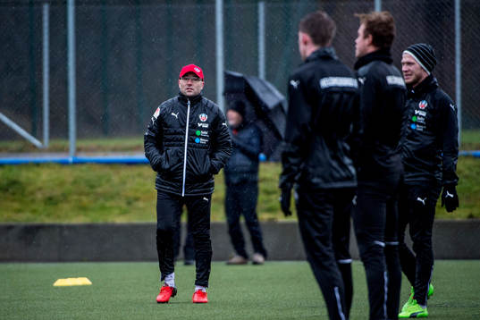 Tränare Per-Ola Ljung bland spelarna