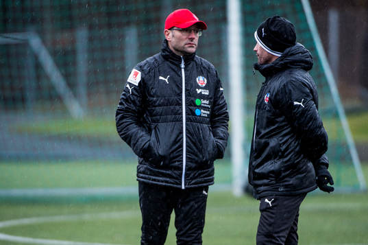 Tränare Per-Ola Ljung och assisterande tränare