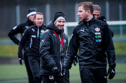 Assisterande tränare Christoffer Andersson bland spelarna