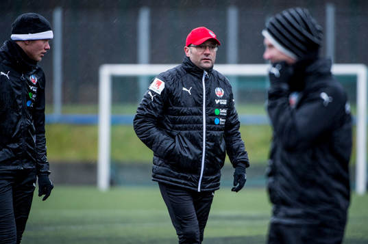 Tränare Per-Ola Ljung bland spelarna