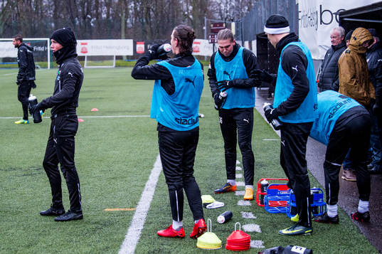 Spelarna dricker vatten