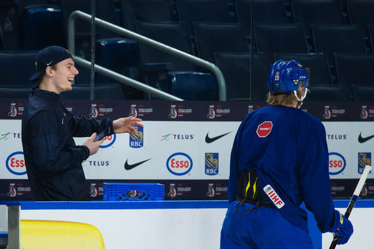 Lias Andersson skojar med Alexander Nylander på Sveriges
