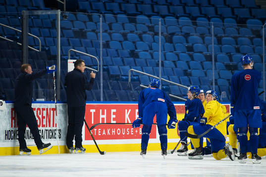 Förbundskapten Tomas Montén har en genomgång på