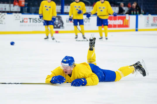 Fabian Zetterlund faller på Sveriges träning