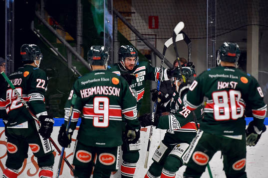 Tingsryds Mathieu Tousignant jublar med lagkamrater