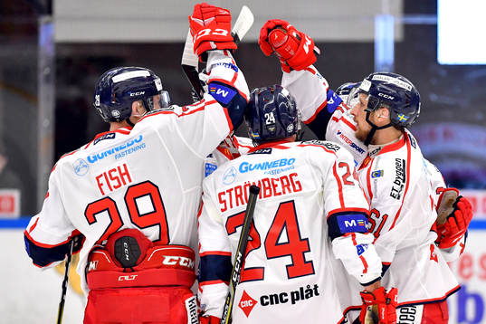 Västerviks Patrik Blomberg jublar med lagkamrater