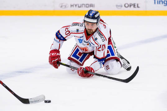Västerviks Mattias Elfström faller