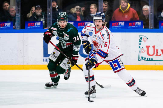 Västerviks Kim Johansson jagas av Tingsryds Axel Levander
