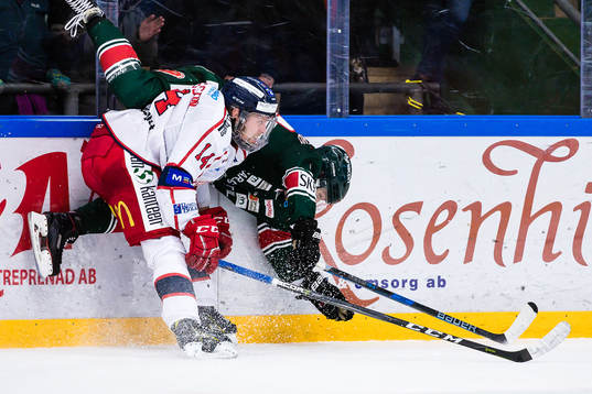 Västerviks Erik Gustafsson tacklar Tingsryds Kim Tallberg