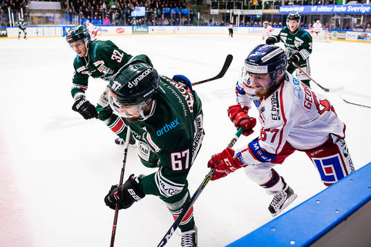 Tingsryds Mikael Frycklund jagas av Västerviks Emil