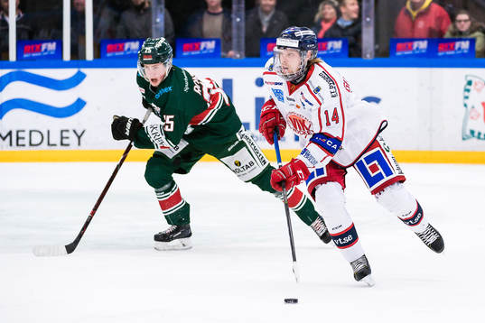 Västerviks Erik Gustafsson jagas av Tingsryds William