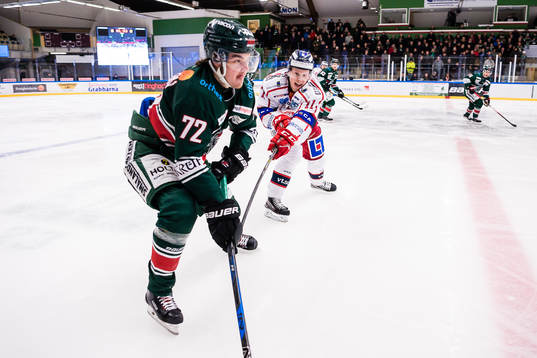 Västerviks Kalle Östman jagar Tingsryds Hannes Johansson