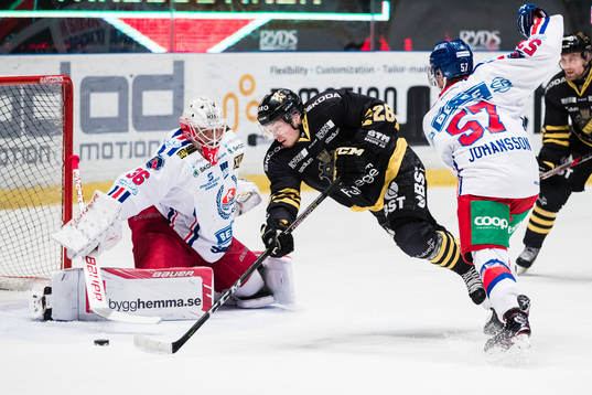 s Jesper Fröden gör 1-0 bakom Oskarshamns målvakt Wictor