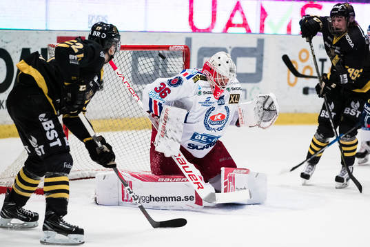 s Ludvig Claesson gör 2-0 bakom Oskarshamns målvakt