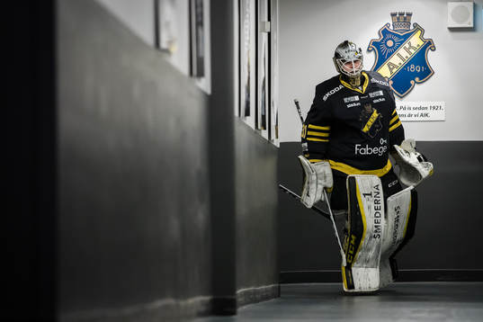 s målvakt Linus Lundin innan ishockeymatchen i