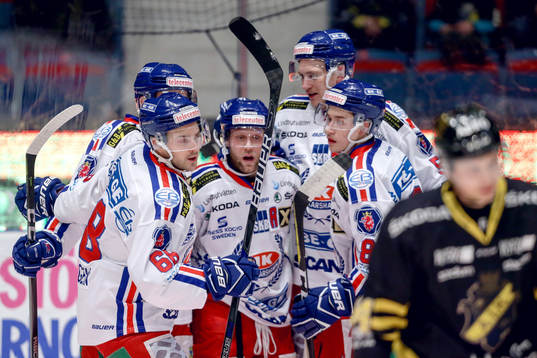 Oskarshamns Niklas Johansson jublar med lagkamrater