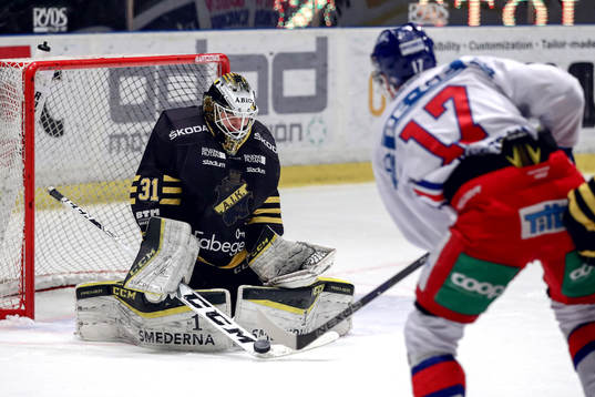 s målvakt Linus Lundin räddar ett skott från Oskarshamns