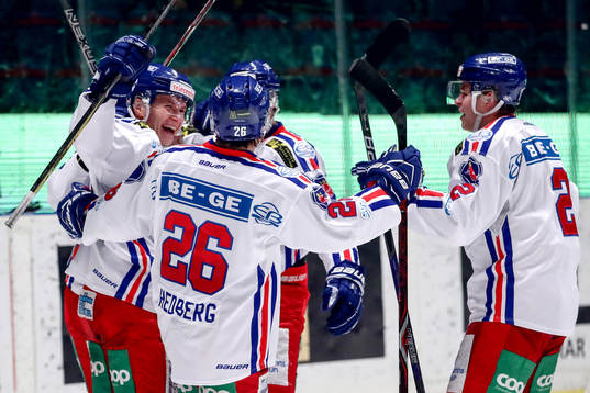 Oskarshamns Robin Söderqvist jublar med lagkamrater