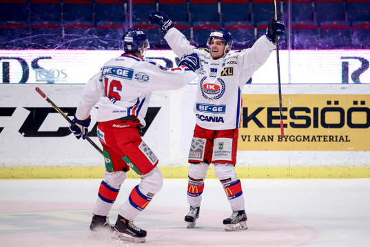 Oskarshamns Manuel Ågren jublar med Arsi Piispanen