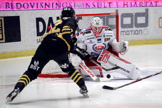 s Max Lindholm och Oskarshamns målvakt Wictor Ragnewall