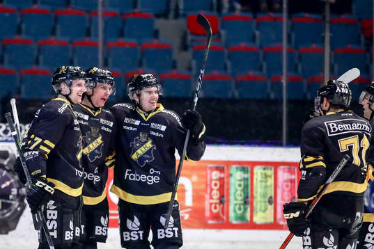 s Anton Holm jublar med lagkamrater