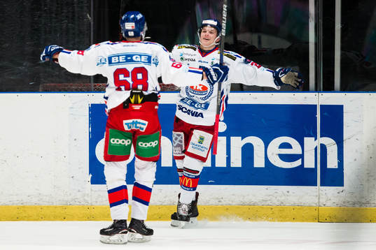Oskarshamns Tom Hedberg jublar med Joakim Hagelin