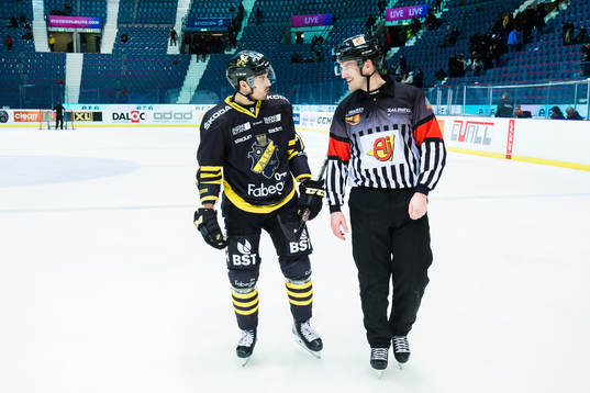s Alexander Deilert i diskussion med domare Johan Nordlöf