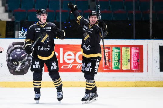 s Anton Holm jublar med Eric Castonguay