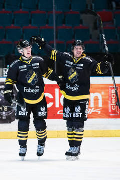 s Anton Holm jublar med Eric Castonguay