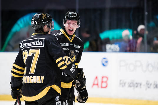 s Filip Windlert jublar med Eric Castonguay