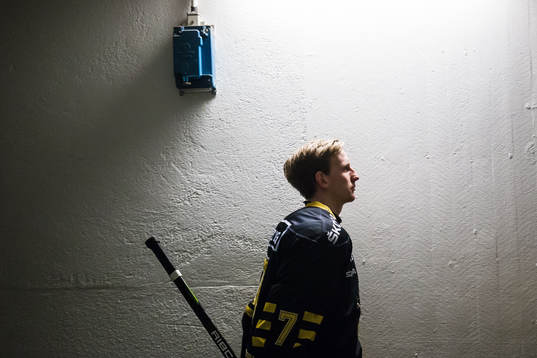 s Filip Windlert innan ishockeymatchen i Hockeyallsvenskan