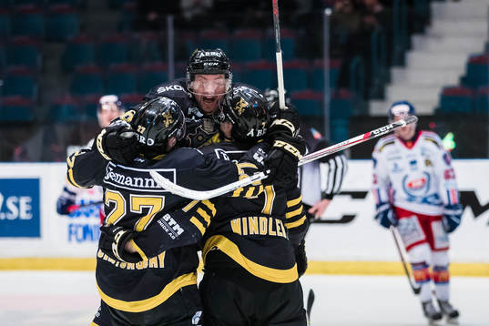 s Filip Windlert jublar med lagkamrater