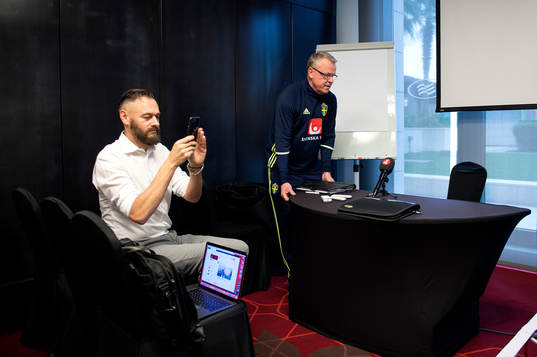 Sveriges förbundskapten Janne Andersson flyttar ett