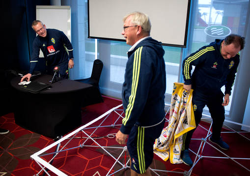 Sveriges förbundskapten Janne Andersson ser på när Lars